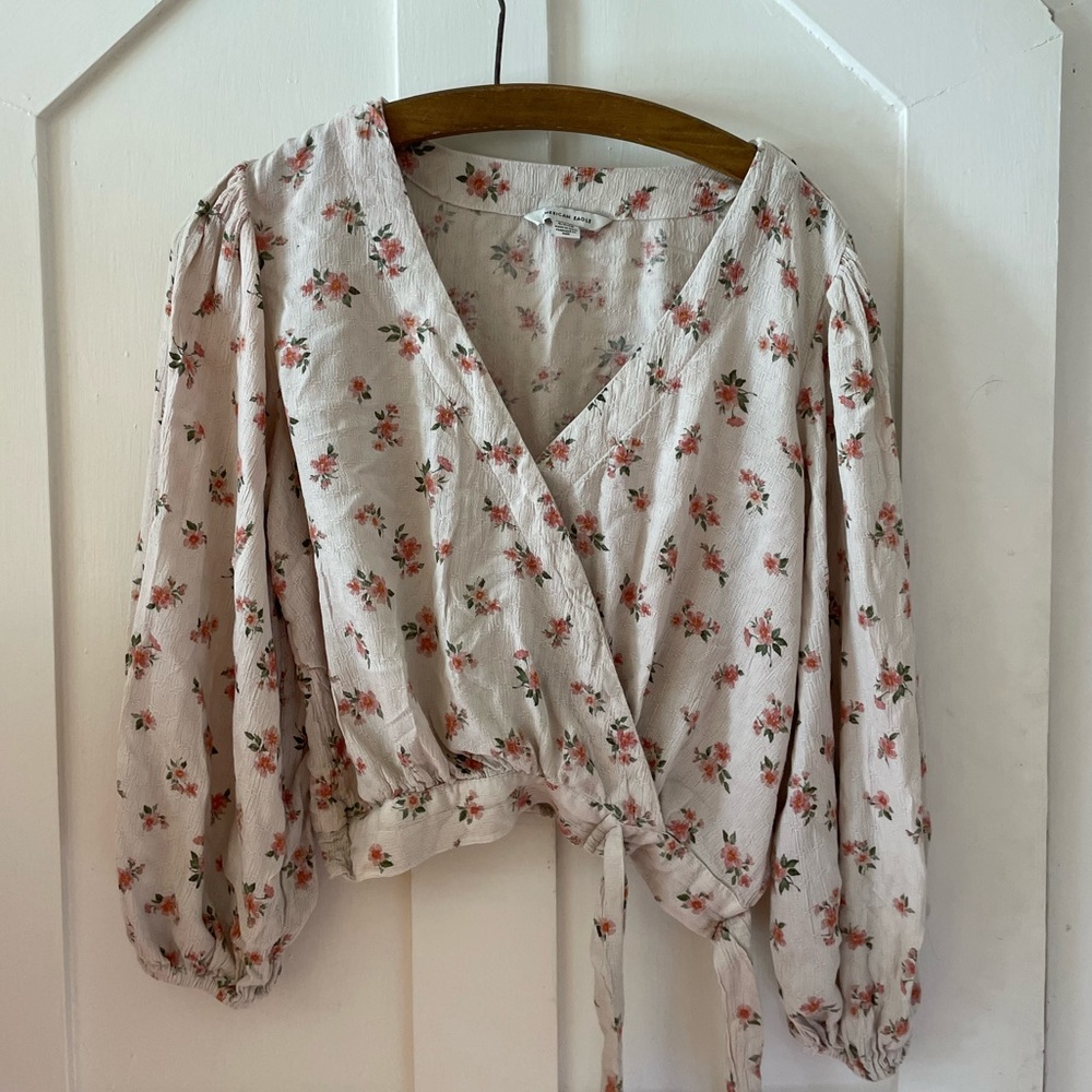 American Eagle Outfitters Floral Wrap blouse size small color off-white pink